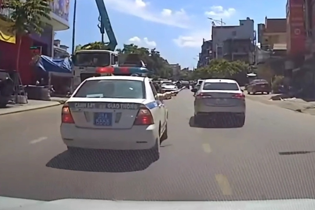Cảnh sát mở đường dẫn ô tô chở người phụ nữ nguy kịch đi cấp cứu - 1 Cảnh sát mở đường dẫn ô tô chở người phụ nữ nguy kịch đi cấp cứu - 1