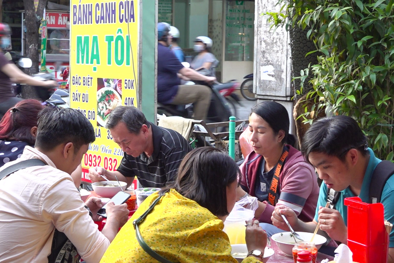 Quán bánh canh hàng độc ngày bán 800 tô, từ lúc giá chỉ 2.000 đồng - 5 Quán bánh canh hàng độc ngày bán 800 tô, từ lúc giá chỉ 2.000 đồng - 5