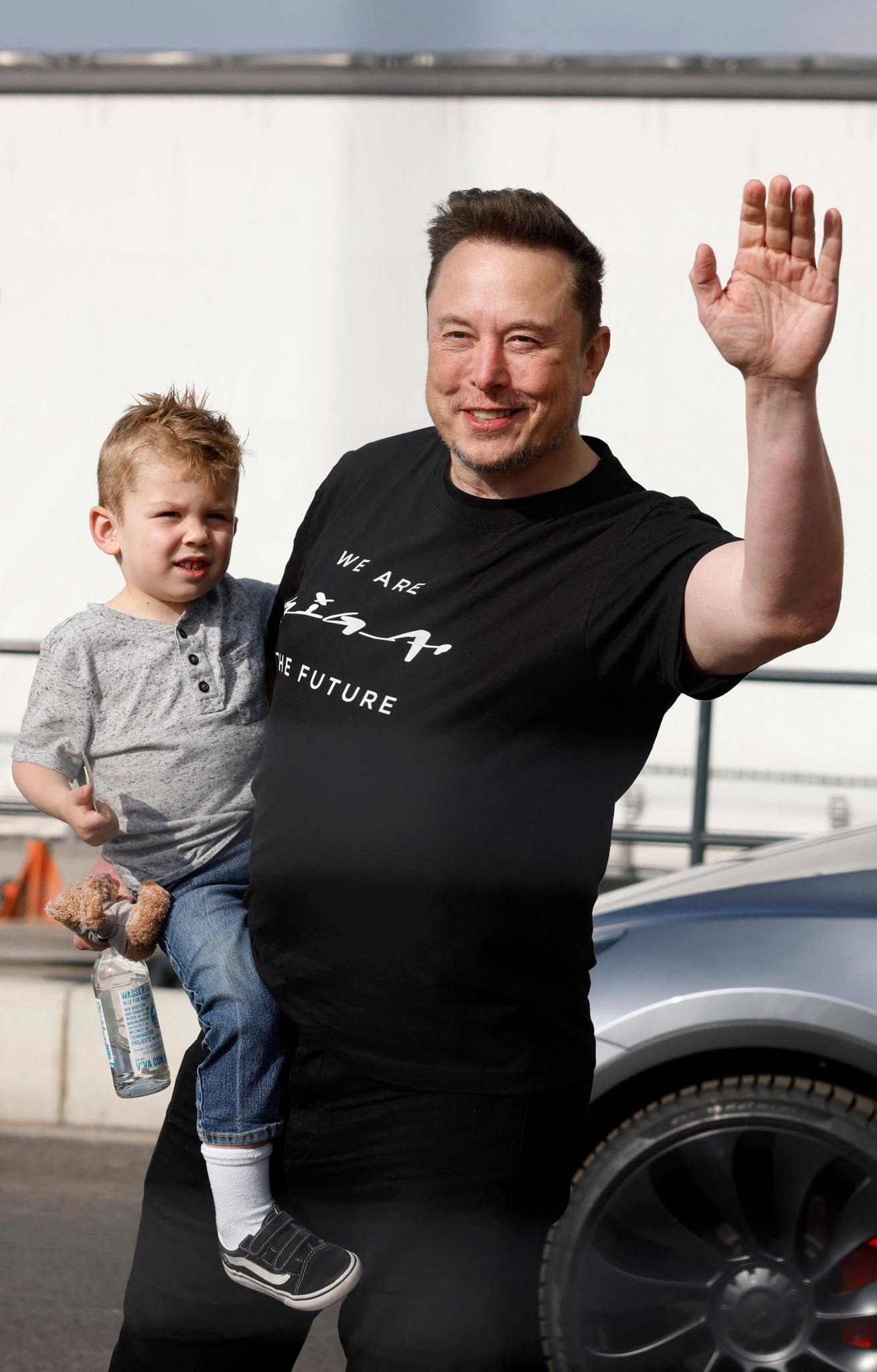Tỷ phú Elon Musk đưa cậu con trai X tới nhà máy Tesla Gigafactory đặt ở Đức (Ảnh: Page Six).