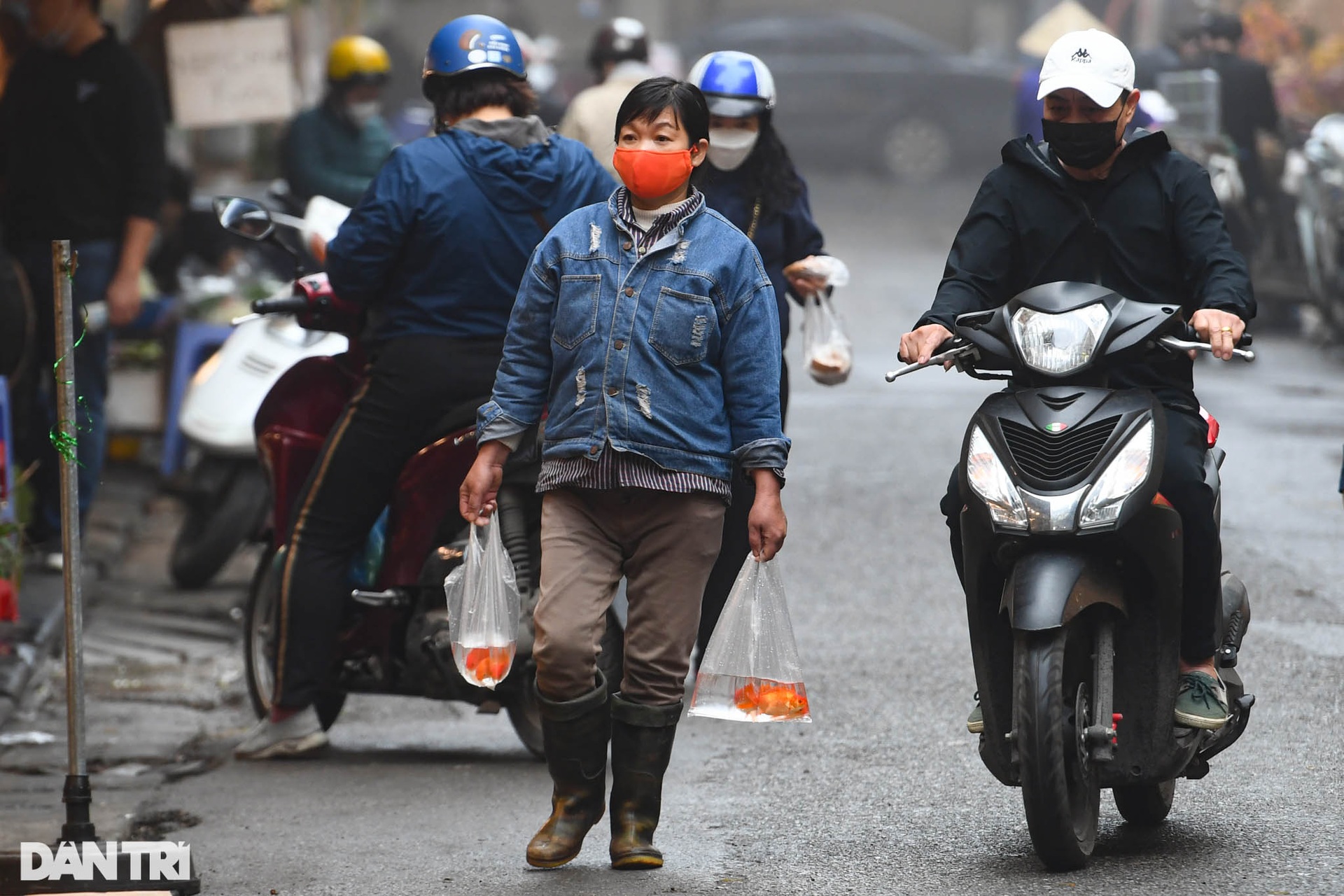 Người Hà Nội tấp nập chuẩn bị đồ lễ trước ngày tiễn ông Táo về trời - 13 Người Hà Nội tấp nập chuẩn bị đồ lễ trước ngày tiễn ông Táo về trời - 13