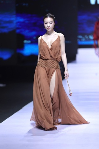 Lan Khuê nói về đam mê hàng hiệu và bí quyết tỏa sáng trên sàn diễn - 9