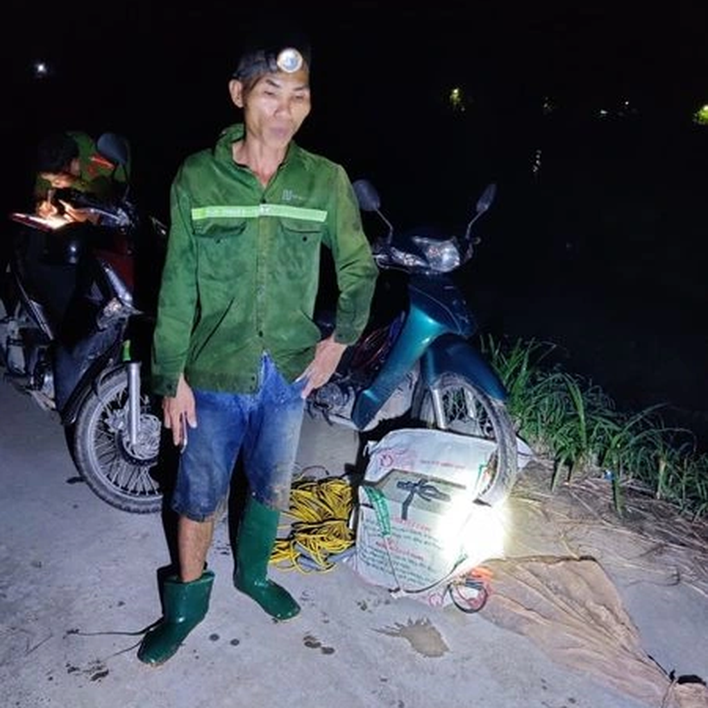 Công an đang xử lý 5 trường hợp dùng kích điện bắt giun đất - 1 Công an đang xử lý 5 trường hợp dùng kích điện bắt giun đất - 1