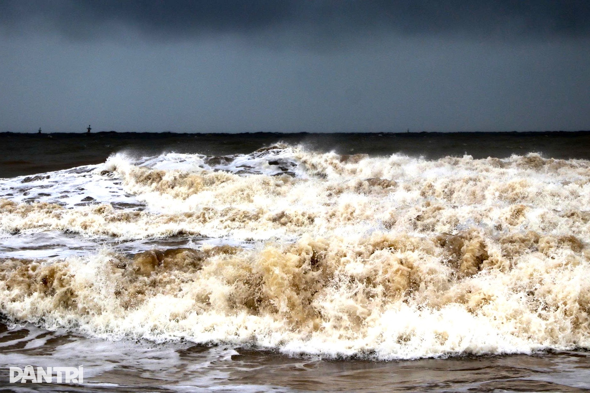 Người dân đứng xem sóng biển cao 2-3m trước giờ bão Bualoi đổ bộ - 7