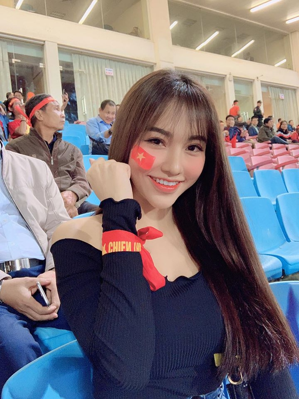 Bạn gái xinh đẹp Hoàng Đức gây sốt với góc nghiêng đẹp thần sầu trên báo Trung Quốc - 7 Bạn gái xinh đẹp Hoàng Đức gây sốt với góc nghiêng đẹp thần sầu trên báo Trung Quốc - 7