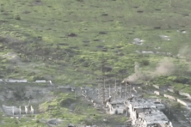 Pháo binh Ukraine tập kích, bắn cháy xe bọc thép Nga