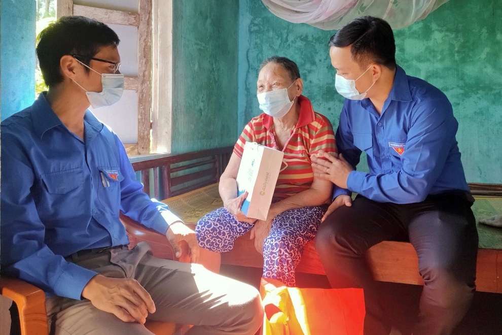 Trao tặng gần 100 suất quà đến cựu TNXP có hoàn cảnh khó khăn, neo đơn - 1 Trao tặng gần 100 suất quà đến cựu TNXP có hoàn cảnh khó khăn, neo đơn - 1
