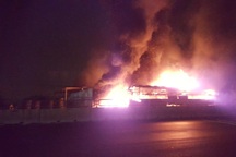 Xe cháy dữ dội lan sang cả nhà dân, 50 hành khách bung cửa tháo chạy