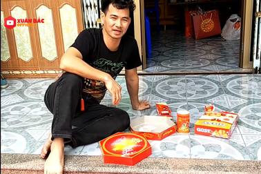 Clip NS. Xuân Bắc trên tay hộp mứt Tết giả khiến cộng đồng mạng "dậy sóng"