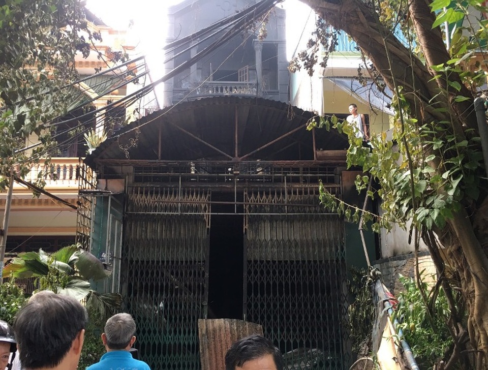 Cửa hàng vàng mã bốc cháy, thiêu rụi nhiều tài sản - 1 Cửa hàng vàng mã bốc cháy, thiêu rụi nhiều tài sản - 1