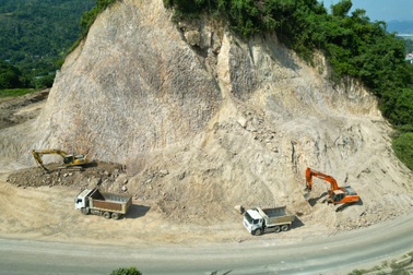 Dốc Cun cấm đường theo giờ để nổ mìn phá đá