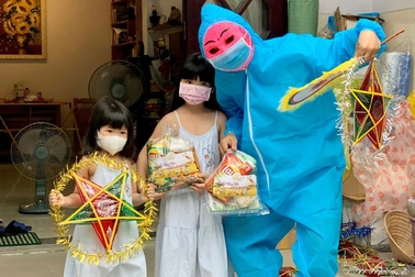 Ông địa, chú lân mặc đồ bảo hộ kín mít đi tặng quà Trung thu các em nhỏ