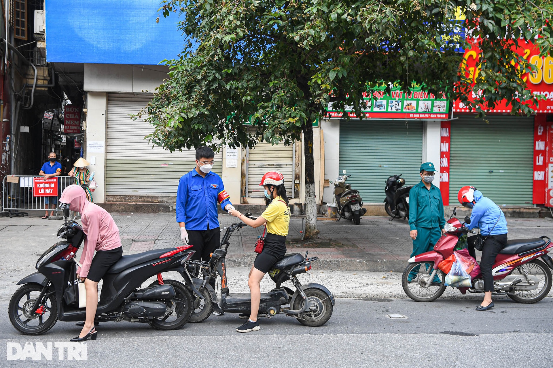 Nhiều tuyến đường Hà Nội đông đúc xe cộ ngày đầu tuần - 8 Nhiều tuyến đường Hà Nội đông đúc xe cộ ngày đầu tuần - 8