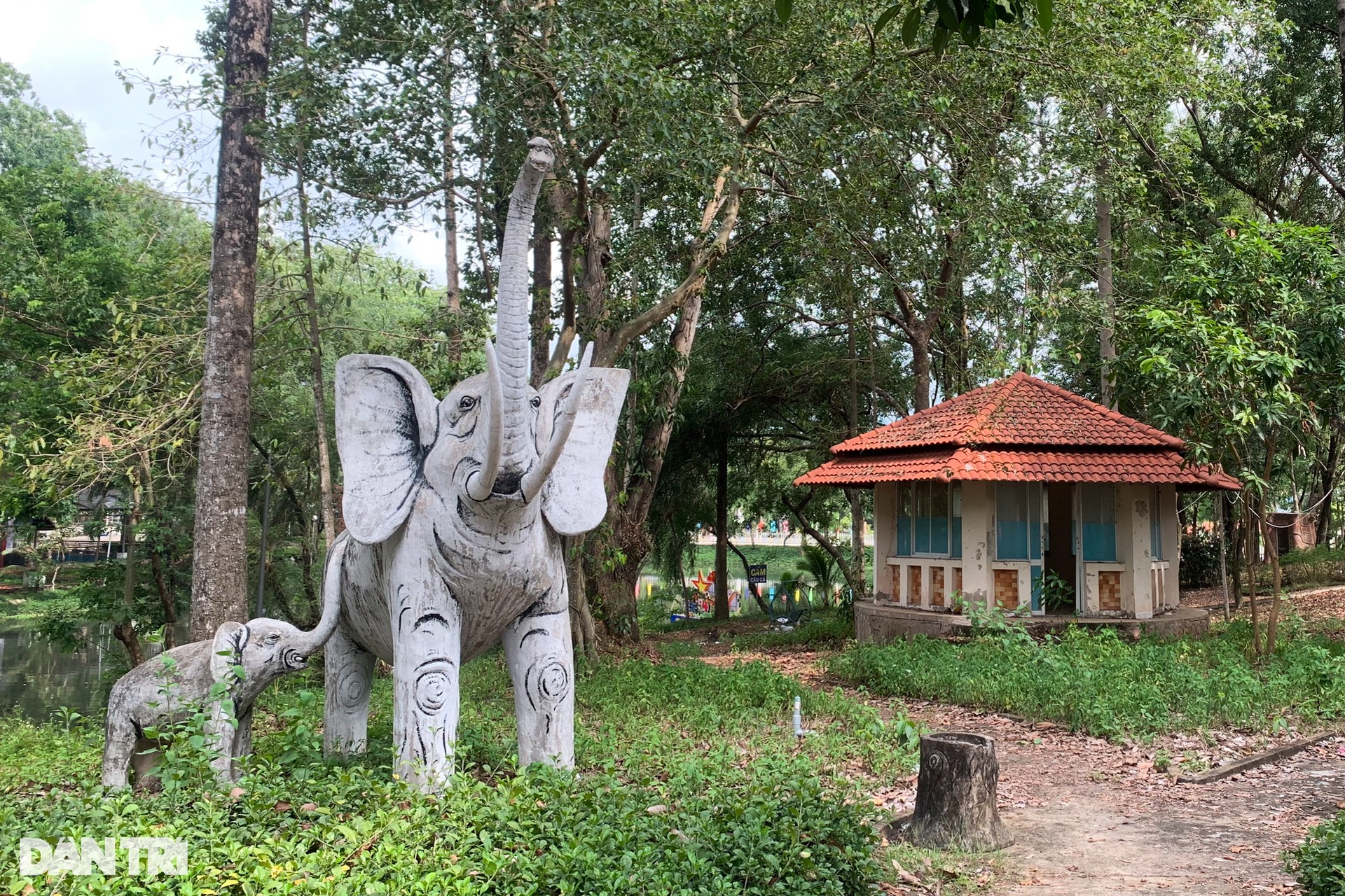 Cảnh hoang tàn, nhếch nhác ở công viên lớn nhất Bình Dương - 1 Cảnh hoang tàn, nhếch nhác ở công viên lớn nhất Bình Dương - 1
