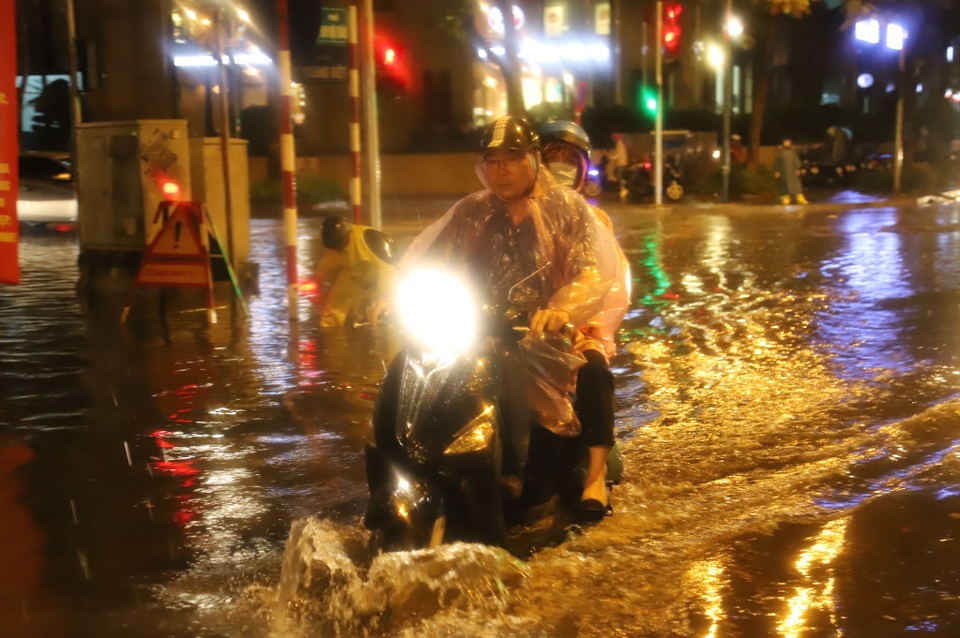 Nhiều tuyến phố ở Hà Nội ngập sâu sau cơn mưa rào - 3 Nhiều tuyến phố ở Hà Nội ngập sâu sau cơn mưa rào - 3