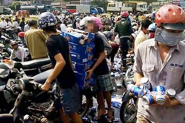 Trộm 500 thùng bia đem bán rồi báo công ty bị người dân "hôi bia"