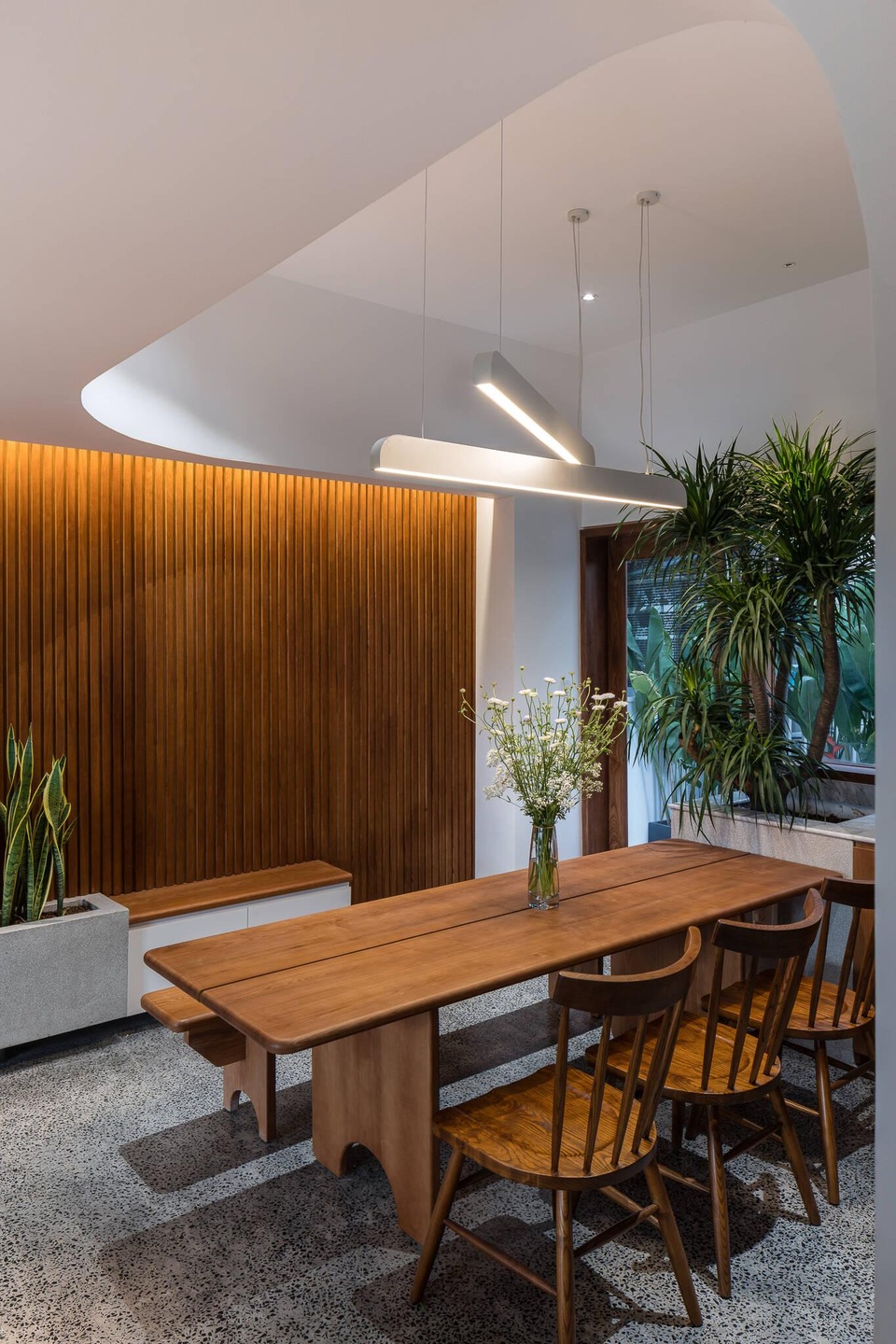 Nhà mang phong cách Thụy Điển ngập ánh sáng và cây xanh của vợ chồng trẻ - 7