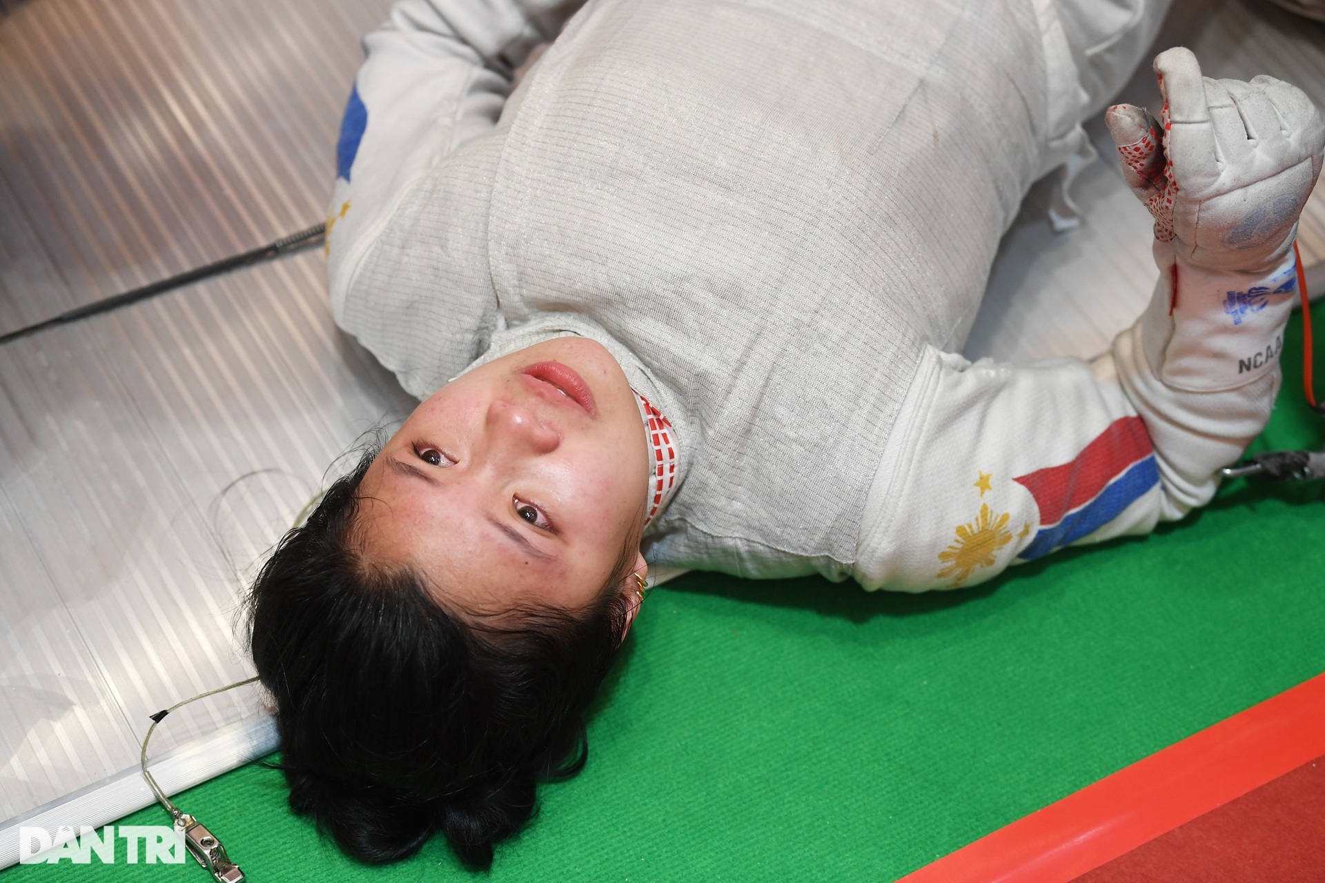 Thi đấu bằng một chân, nữ kiếm thủ thắng ngoạn mục vào chung kết SEA Games - 4 Thi đấu bằng một chân, nữ kiếm thủ thắng ngoạn mục vào chung kết SEA Games - 4