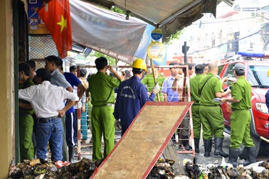 Khám nghiệm hiện trường vụ cháy làm chết 2 vợ chồng