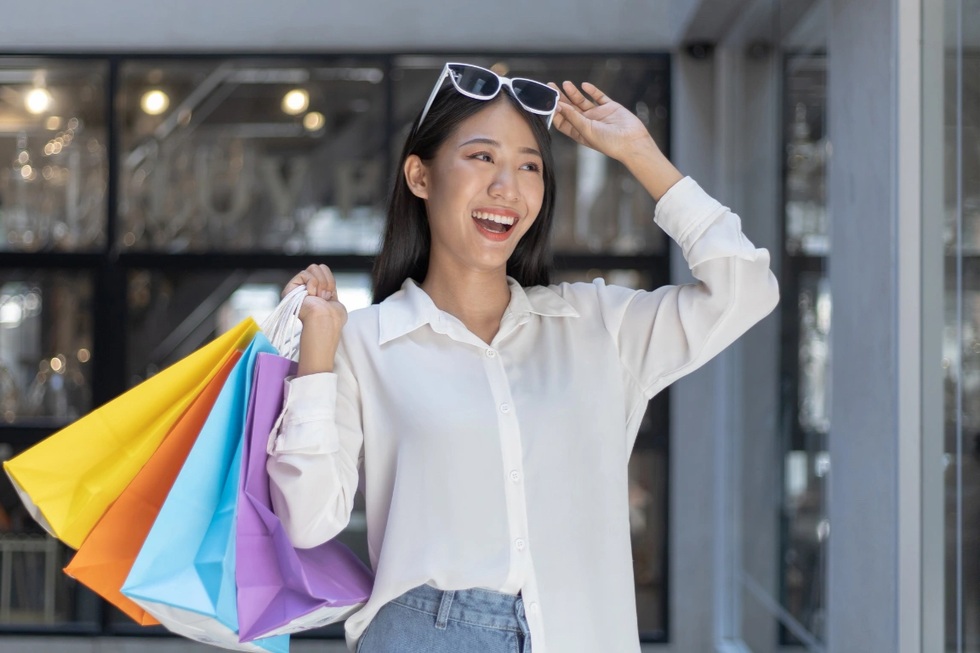 Hàng hiệu và lương tháng - 1