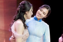 Hoa hậu Trúc Vũ "truyền lửa" cho sinh viên khi chấm cuộc thi nhan sắc