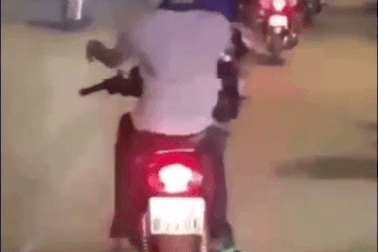 Nam thanh niên vừa phóng xe máy vừa buông 2 tay múa