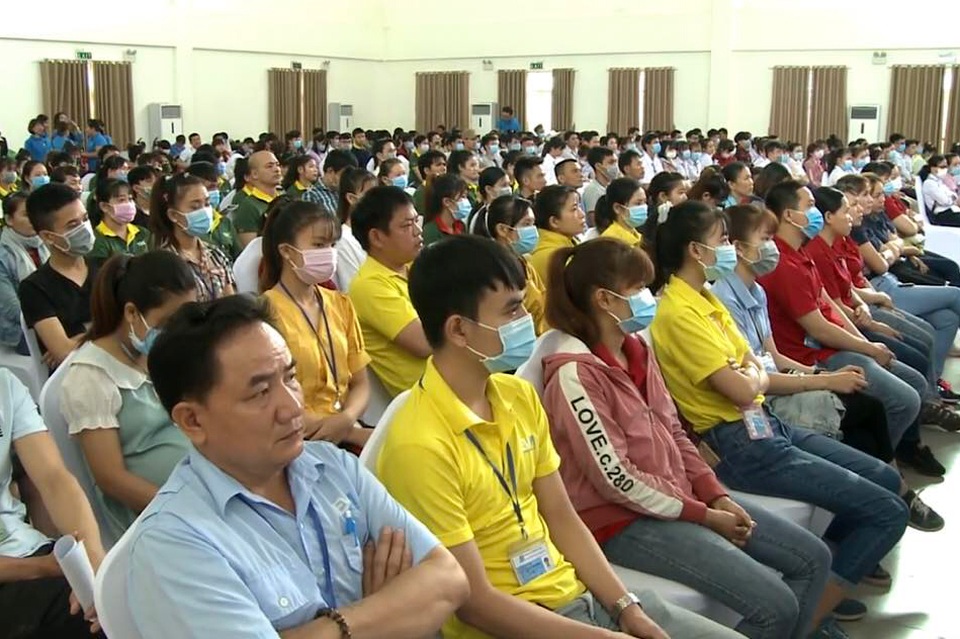 Người lao động gác nỗi nhớ nhà để đón Tết nơi đất khách - 1 Người lao động gác nỗi nhớ nhà để đón Tết nơi đất khách - 1