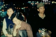 Bắt gặp hình ảnh cố NSƯT Văn Hiệp ở chợ Đồng Xuân dịp Tết 1973