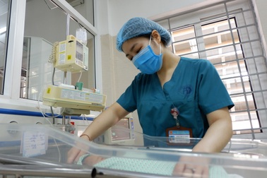 Bé sơ sinh bị bỏ rơi dưới hố ga bị nhiễm trùng máu nặng, phải thở máy