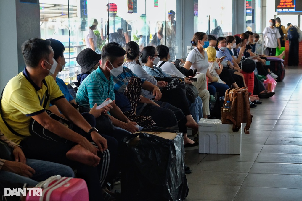 Người dân đổ về quê sớm, cửa ngõ Thủ đô ùn ứ từ trưa - 6 Người dân đổ về quê sớm, cửa ngõ Thủ đô ùn ứ từ trưa - 6