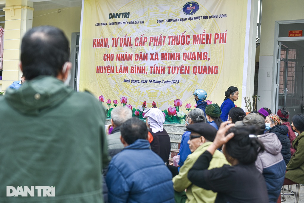 Báo Dân trí tổ chức khám bệnh, phát thuốc miễn phí cho người dân nghèo - 3 Báo Dân trí tổ chức khám bệnh, phát thuốc miễn phí cho người dân nghèo - 3