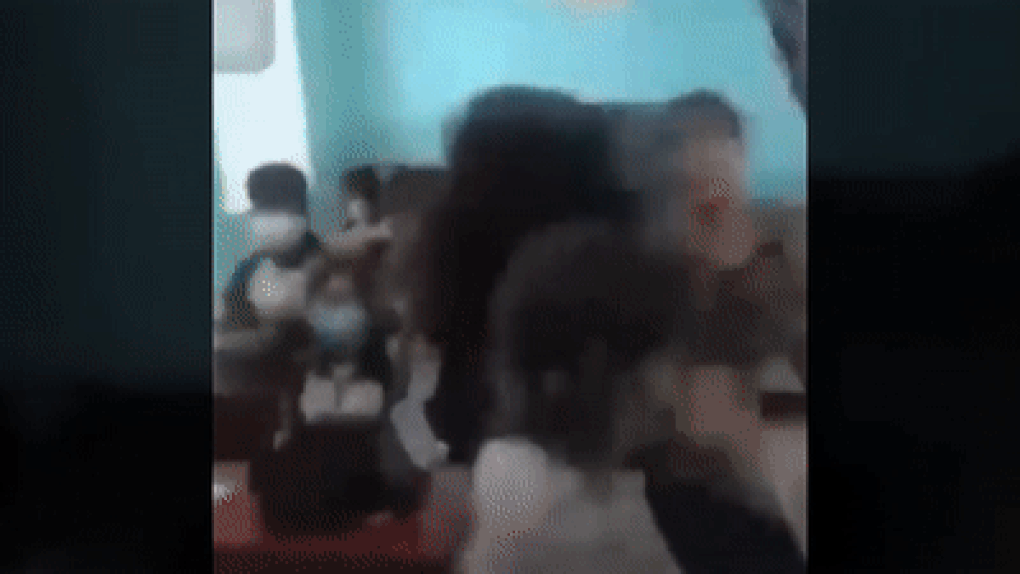 Nữ sinh bị nhóm bạn đánh tới tấp trong lớp, nhiều em ngồi xem, cổ vũ - 1 Nữ sinh bị nhóm bạn đánh tới tấp trong lớp, nhiều em ngồi xem, cổ vũ - 1