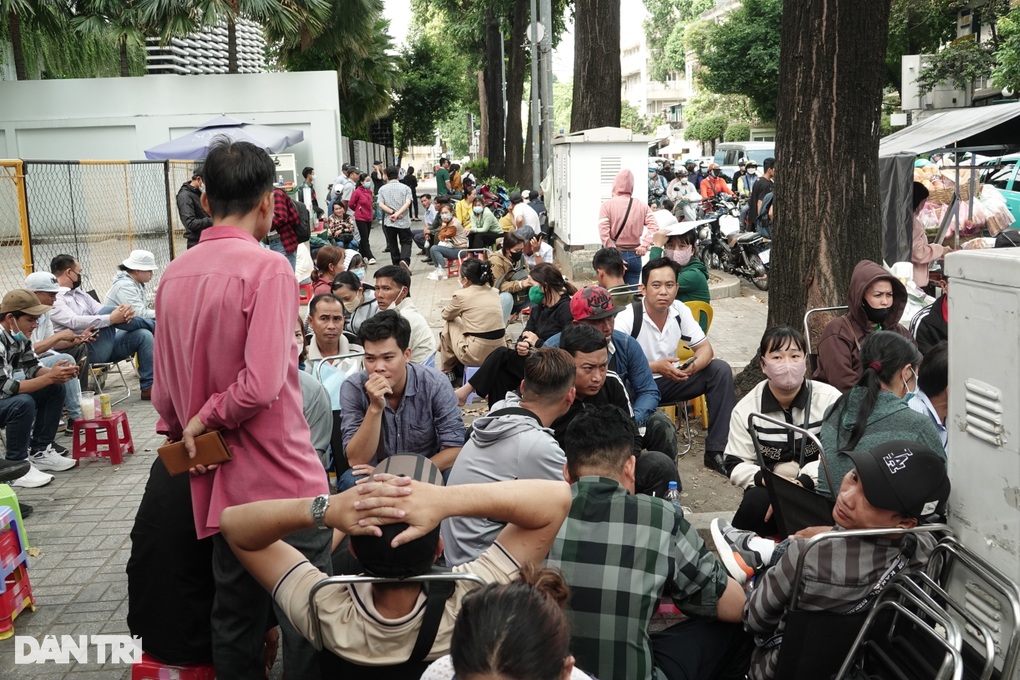 Lao động Việt đi 250km, thức trắng đêm chờ xin visa đi Hàn Quốc làm nông - 4 Lao động Việt đi 250km, thức trắng đêm chờ xin visa đi Hàn Quốc làm nông - 4