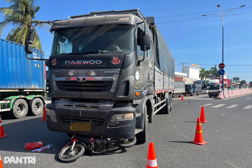 Đi châm cứu, người phụ nữ bị xe tải cán gần cổng bệnh viện ở Bình Dương - 2 Đi châm cứu, người phụ nữ bị xe tải cán gần cổng bệnh viện ở Bình Dương - 2