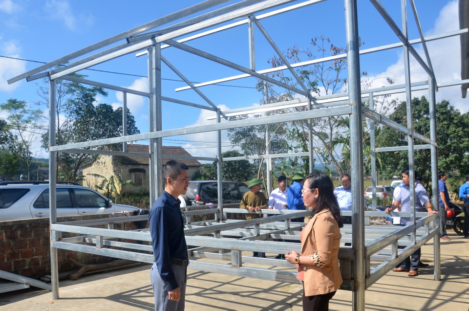Người dân vùng rốn lũ phấn khởi ngày khởi công xóm nhà phao cứu sinh - 11 Người dân vùng rốn lũ phấn khởi ngày khởi công xóm nhà phao cứu sinh - 11