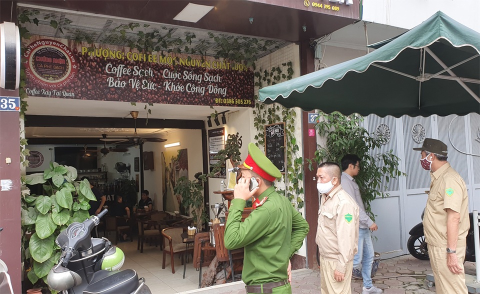 Công an hối hả đi vận động, hàng loạt quán cà phê ở Hà Nội đóng cửa - 4 Công an hối hả đi vận động, hàng loạt quán cà phê ở Hà Nội đóng cửa - 4