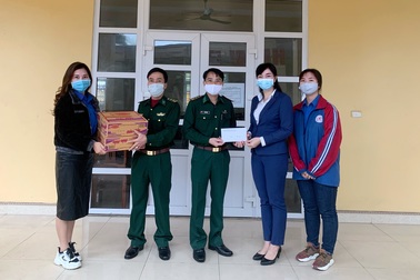 Các HS ủng hộ Biên phòng 61 triệu đồng, bé gái đập lợn tặng chốt kiểm soát