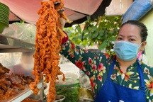 Món bún riêu "thắt bím tóc" lạ lùng, chỉ bán 3 tiếng là hết hàng