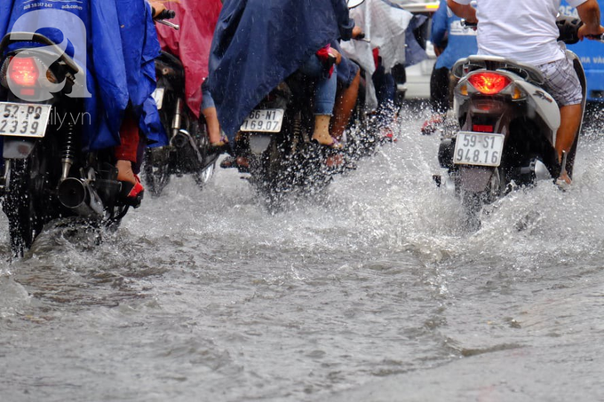 Nước ngập đến bàn thờ ông thần Tài sau mưa lớn ở TP.HCM: Người bì bõm tát nước, người bán buôn ế ẩm - Ảnh 17. Nước ngập đến bàn thờ ông thần Tài sau mưa lớn ở TP.HCM: Người bì bõm tát nước, người bán buôn ế ẩm - Ảnh 17.