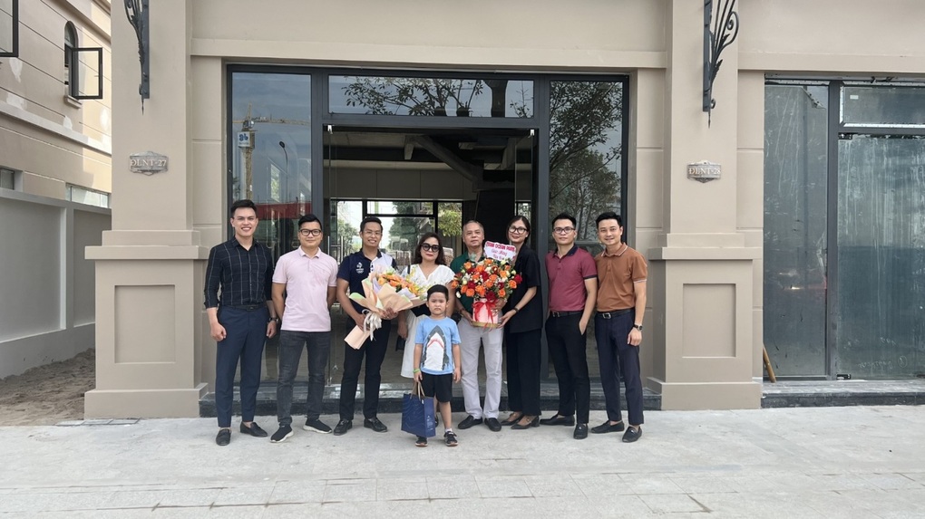 Khách hàng nhận bàn giao shophouse tại Vinhomes Ocean Park 2 - The Empire - 1 Khách hàng nhận bàn giao shophouse tại Vinhomes Ocean Park 2 - The Empire - 1