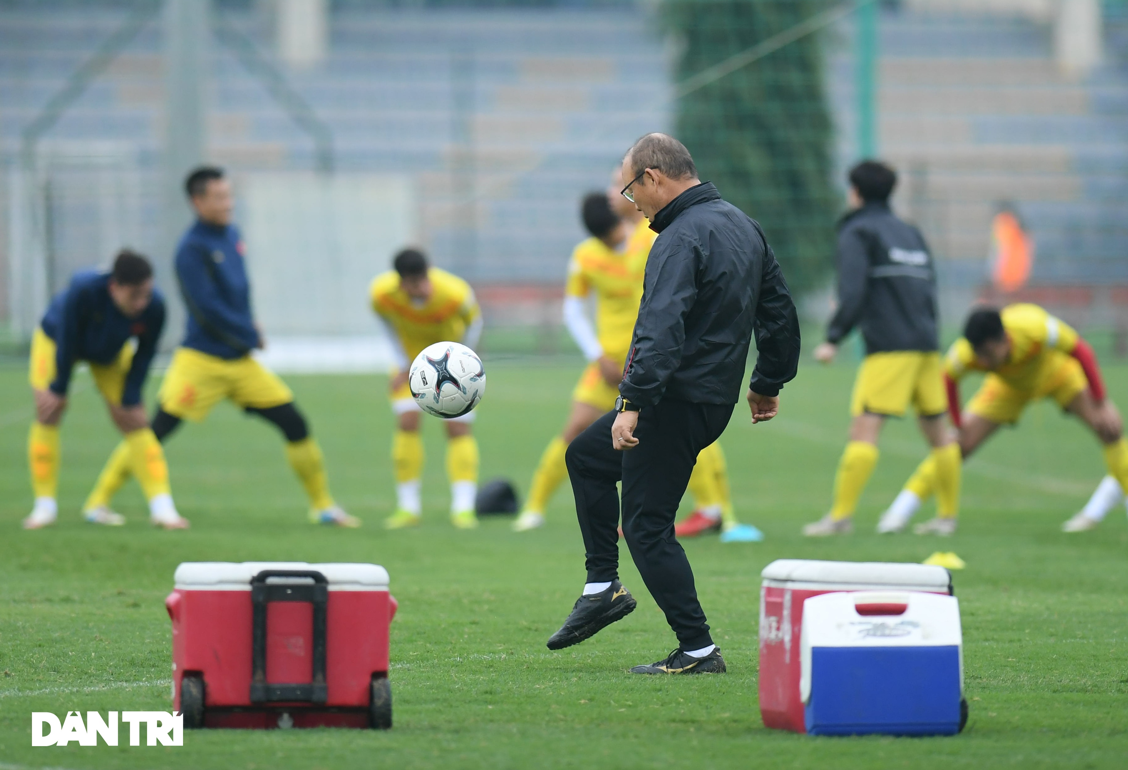 Đội tuyển Việt Nam luyện công trong giá lạnh tại Hà Nội - 8