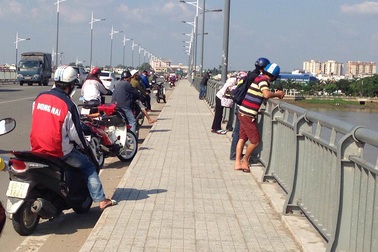 Bỏ xe giữa cầu, thiếu nữ gieo mình xuống sông mất tích