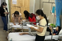 Hơn 30 học sinh nhập viện cấp cứu sau khi ăn bánh mì trên đường đi Đầm Sen