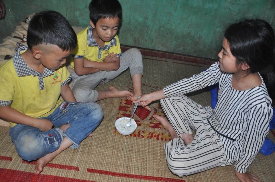 Xót thương 3 đứa trẻ thèm khát được nhìn thấy bố mẹ trở về... - 2 Xót thương 3 đứa trẻ thèm khát được nhìn thấy bố mẹ trở về... - 2