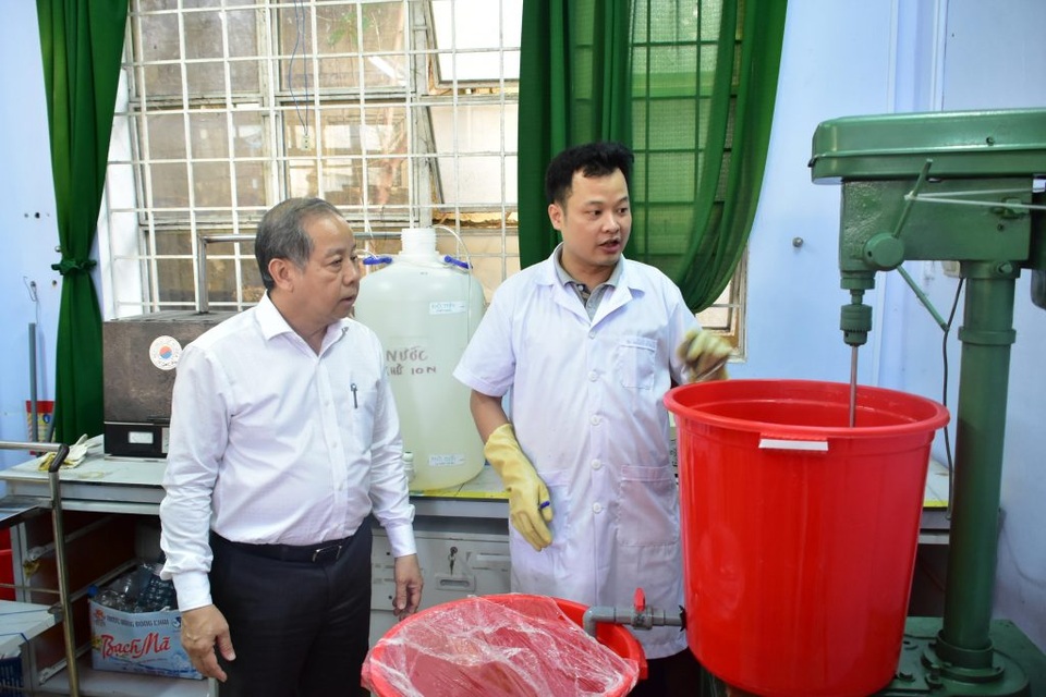 Chủ tịch tỉnh đầu tư thêm máy cho giảng viên làm nước rửa tay miễn phí - 1 Chủ tịch tỉnh đầu tư thêm máy cho giảng viên làm nước rửa tay miễn phí - 1