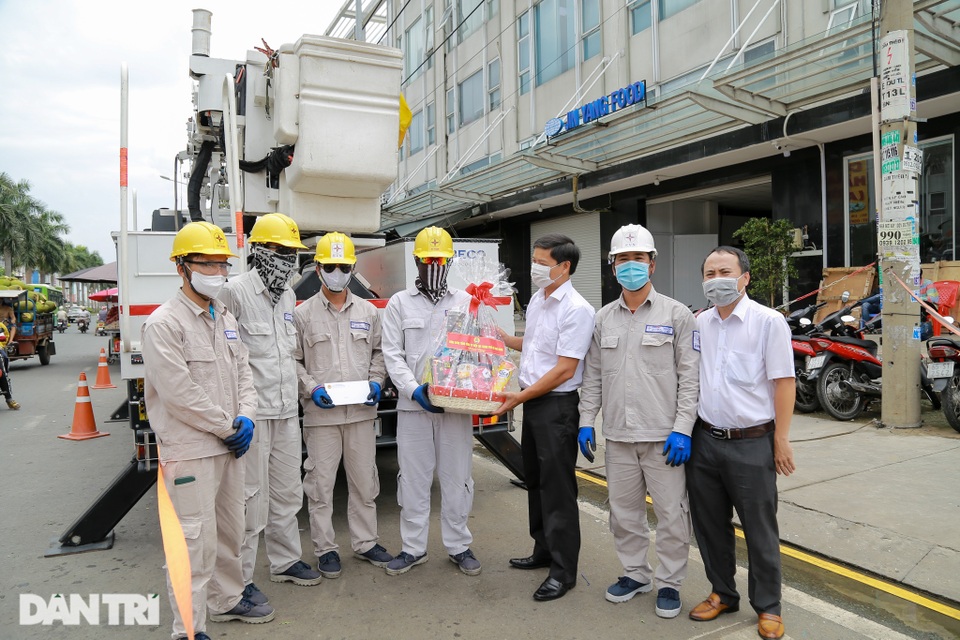 Hiểm nguy nghề sửa chữa đường dây 22kV khi đang có điện - 8 Hiểm nguy nghề sửa chữa đường dây 22kV khi đang có điện - 8