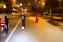 Khởi tố 6 người bốc đầu xe máy trên nhiều tuyến phố Hà Nội