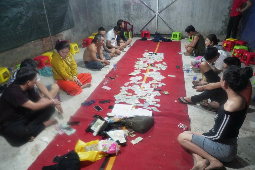 Cảnh sát bắt sòng bạc của Cà Dược, thu giữ 300 triệu đồng - 2 Cảnh sát bắt sòng bạc của Cà Dược, thu giữ 300 triệu đồng - 2