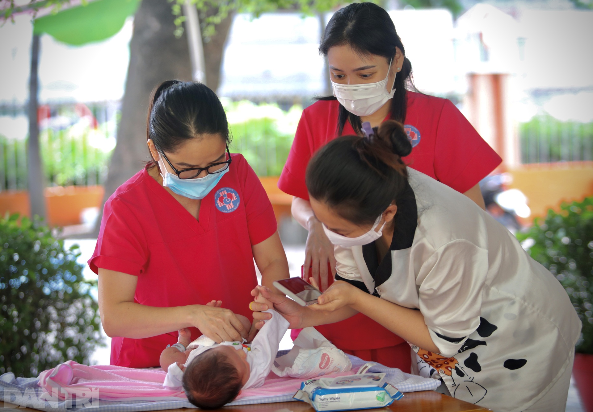 Khi tiếp viên hàng không làm bảo mẫu cho những trẻ sơ sinh có mẹ là F0 - 6 Khi tiếp viên hàng không làm bảo mẫu cho những trẻ sơ sinh có mẹ là F0 - 6