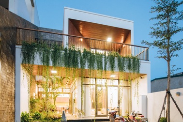 Nhà Quảng Bình có hồ cá Koi tuyệt đẹp giúp gia chủ "về nhà như nghỉ dưỡng"