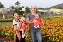 Chuyện tình của chàng trai Tây đi công nông hỏi cưới cô gái nghèo Nghệ An